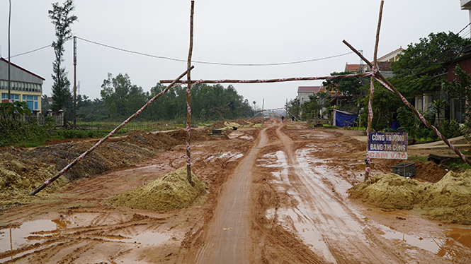 Con đường sau 4 năm thi công đến nay vẫn còn dang dở.