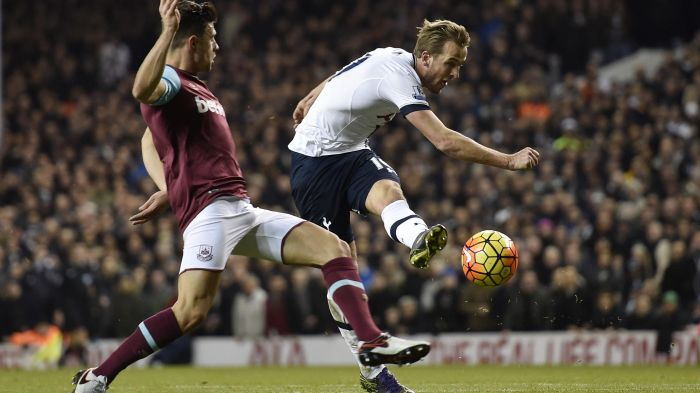  Kane (phải) sẽ phải đối mặt với hàng thủ chắc chắn của West Ham. Ảnh: REUTERS