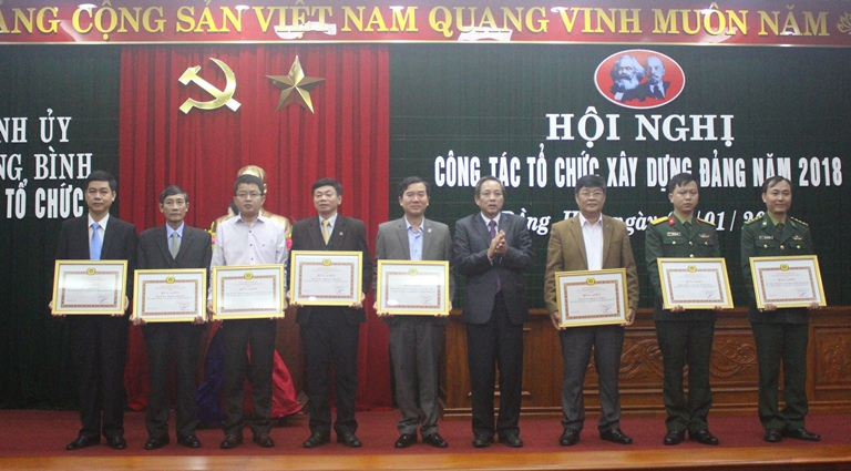  Đồng chí Bí thư Tỉnh ủy Hoàng Đăng Quang trao Bằng khen của Ban Thường vụ Tỉnh ủy cho các tập thể