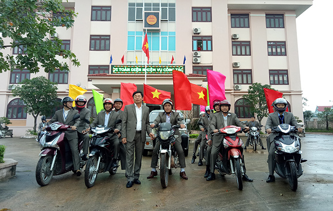 Ngay trong ngày đầu ra quân, Chi cục Thuế huyện Bố Trạch đã thu được trên 100 triệu đồng lệ phí môn bài.