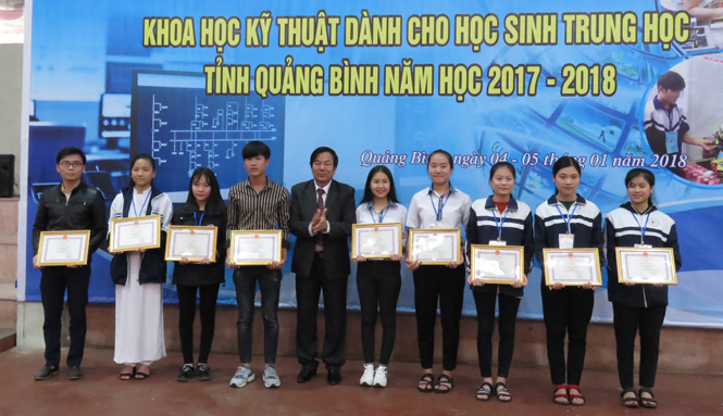 Đồng chí Trần Đình Nhân, Phó giám đốc Sở Giáo dục - Đào tạo trao thưởng cho các thí sinh đạt giải ba.