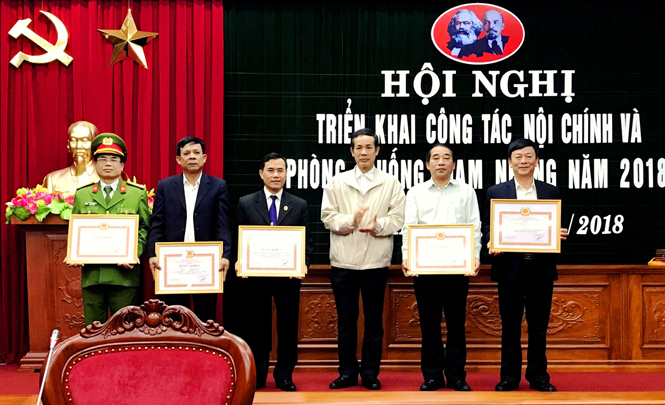 Đồng chí Trần Công Thuật, Phó Bí thư Thường trực Tỉnh ủy trao bằng khen cho các tập thể đạt thành tích xuất sắc trong công tác nội chính và phòng, chống tham nhũng năm 2017