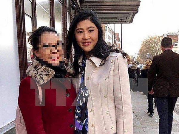 Cựu Thủ tướng Thái Lan Yingluck Shinawatra (phải) được cho là xuất hiện tại London, Anh ngày 5/1. (Nguồn: @zenjournalist Twitter/TTXVN)