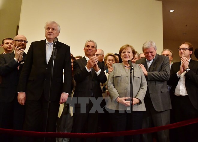 Chủ tịch đảng CDU - Thủ tướng Angela Merkel (thứ 3, phải) và nhà lãnh đạo đảng CSU Horst Seehofer (thứ 2, trái) sau một cuộc họp tại Berlin ngày 19-11. (Nguồn: AFP/TTXVN)