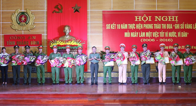  Lãnh đạo Công an tỉnh tặng giấy khen cho các tập thể, cá nhân đạt thành tích trong 10 năm thực hiện phong trào thi đua “Ghi sổ vàng lập công mỗi ngày làm một việc tốt vì nước, vì dân” (2006 – 2016).