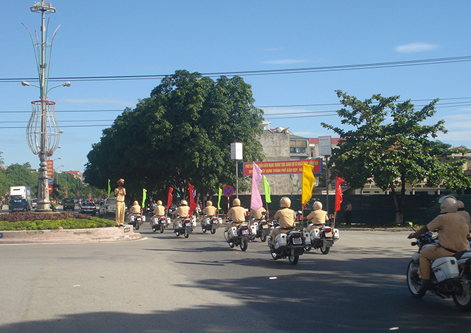 Lực lượng CSGT Công an tỉnh ra quân tuyên truyền về ATGT.