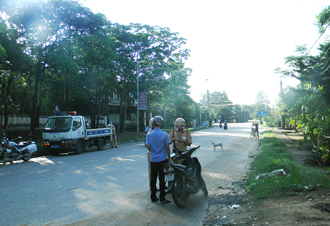 Công an huyện Tuyên Hoá tuần tra, kiểm soát ATGT ở thị trấn Đồng Lê, huyện Tuyên Hoá.