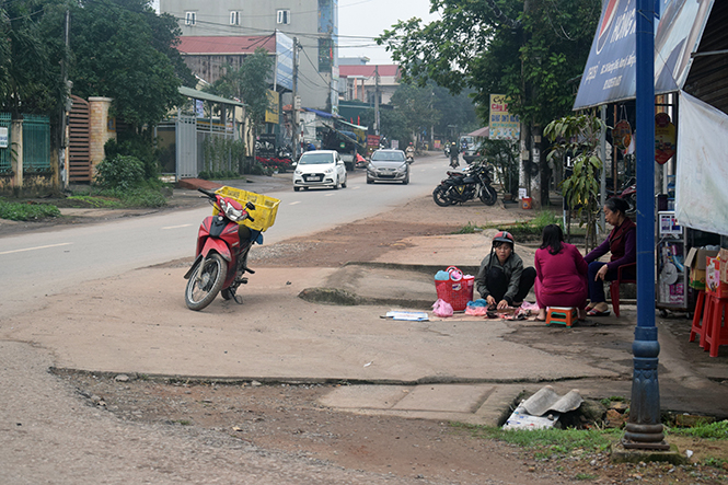 Việc lấn chiếm lòng, lề đường để bán thịt lợn không chỉ gây mất mỹ quan thành phố mà còn tiềm ẩn những nguy cơ mất ATVSTP.