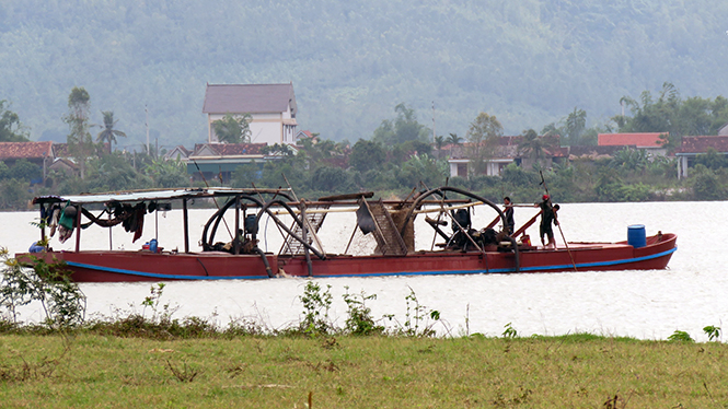 Một điểm khai thác cát trái phép trên sông Gianh.