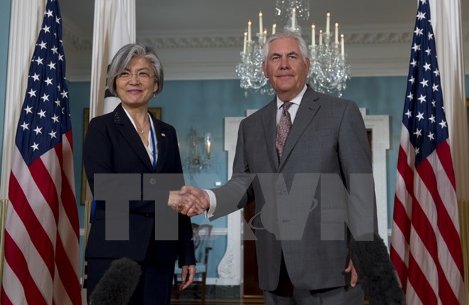 Ngoại trưởng Mỹ Rex Tillerson (phải) và Ngoại trưởng Hàn Quốc Kang Kyung-wha trong cuộc gặp tại Washington DC., Mỹ ngày 28-6-2017. (Nguồn: AFP/TTXVN)