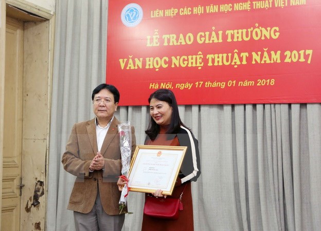 Thứ trưởng Bộ Văn hoá, Thể thao và Du lịch Vương Duy Biên trao giải A cho tác giả Phạm Phát. (Ảnh: Thành Đạt/TTXVN)