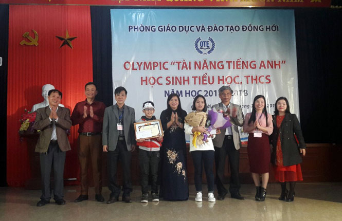 Ban tổ chức đã trao 2 giải nhất cho hai thí sinh xuất sắc tại hội thi Olympic “Tài năng tiếng Anh” học sinh Tiểu học và THCS năm học 2017-2018