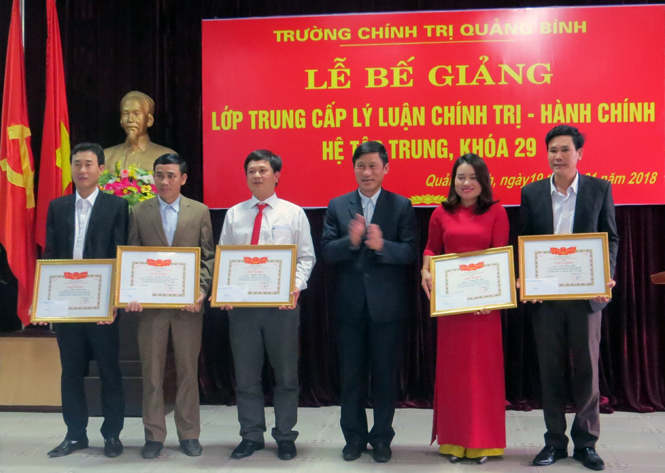 Đại diễn lãnh đạo Trường Chính trị tỉnh trao giấy khen cho các học viên có thành tích xuất sắc.