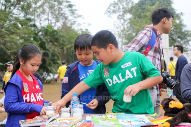  Trong chương trình mới, phạm vi lớp học có thể mở ra ngoài khuôn viên nhà trường với những hoạt động trải nghiệm thực tế. (Ảnh: Minh Sơn/Vietnam+)