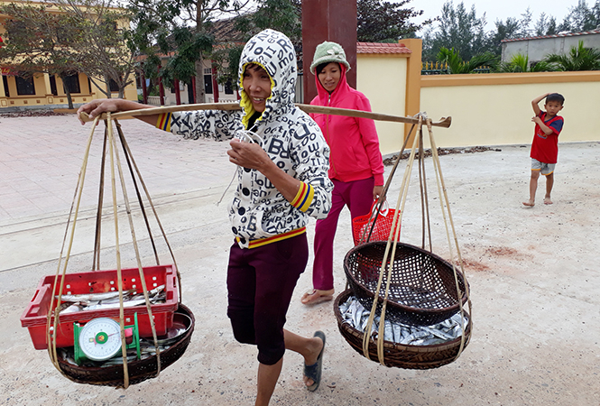 Gánh cá về nhanh cho kịp buổi chợ mai.