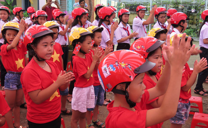 Các trường học tổ chức cho CB, GV, NV và HS, SV ký cam kết: Không vi phạm Luật An toàn giao thông trong dịp Tết Nguyên đán Mậu Tuất.