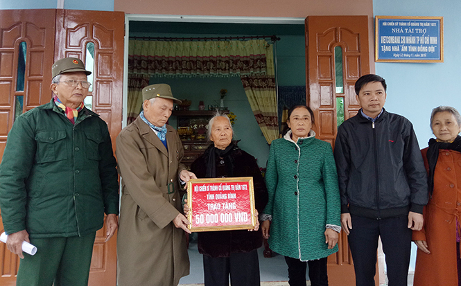 Gia đình anh hùng, liệt sỹ Nguyễn Văn Cù nhận bàn giao nhà từ Hội Chiến sỹ Thành cổ Quảng Trị năm 1972.