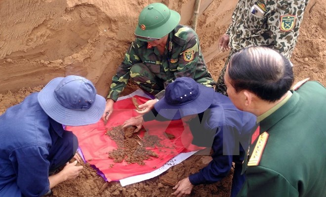 Tìm thấy hài cốt Liệt sỹ tại thôn Tân Mỹ, xã Hải Lệ, thị xã Quảng Trị. (Ảnh: Trịnh Bang Nhiệm/TTXVN)