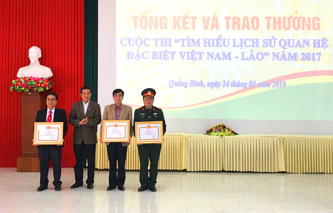  Đồng chí Trần Công Thuật, Phó Bí thư Thường trực Tỉnh uỷ trao bằng khen của Ban Thường vụ Tỉnh uỷ cho các tập thể đạt thành tích xuất sắc trong chỉ đạo, tổ chức cuộc thi 