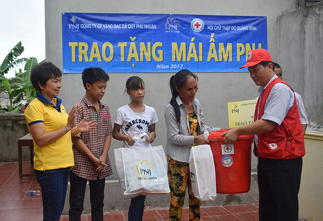  Thông qua Hội Chữ thập đỏ tỉnh, Công ty vàng bạc đá quý Phú Nhuận tài trợ làm nhà tránh lũ cho hộ gia đình khó khăn ở thị xã Ba Đồn.