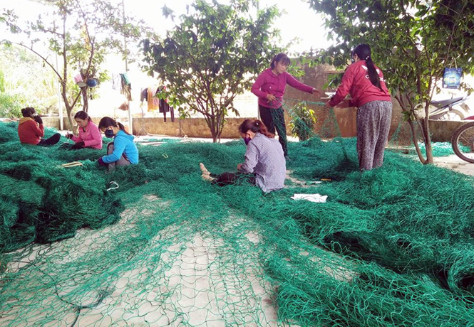 Mô hình tổ hợp tác Đan vá lưới tại Bảo Ninh đã tạo công ăn việc làm cho rất nhiều chị em phụ nữ trên địa bàn.