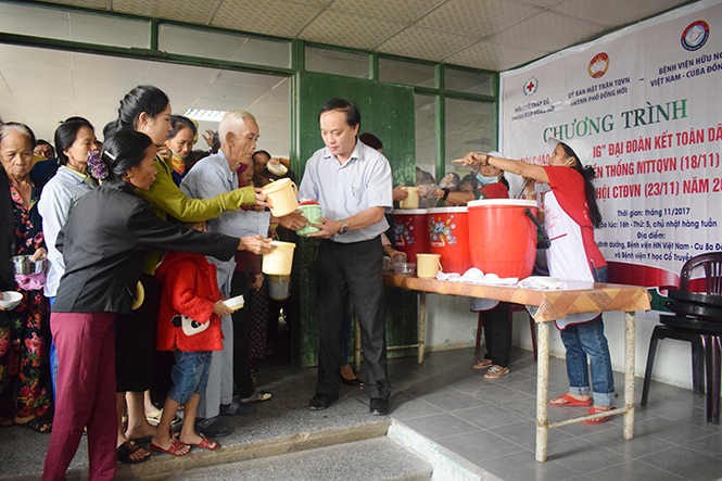  “Nồi cháo tình thương” là một trong những mô hình hiệu quả được Hội Chữ thập đỏ TP. Đồng Hới tổ chức.