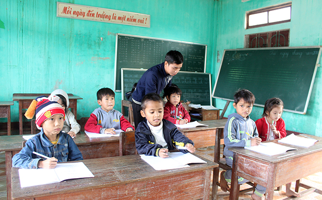 Thầy giáo Hồ Minh Tường và lớp học cắm bản của mình.