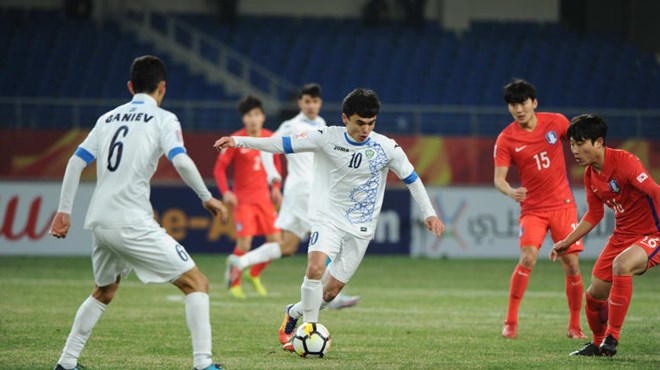 Cầu thủ U23 Uzbekistan đi bóng trong trận đấu với U23 Hàn Quốc. (Nguồn: the-afc.com)