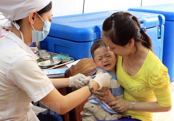  Tiêm phòng cho trẻ em. (Ảnh: TTXVN/Vietnam+)