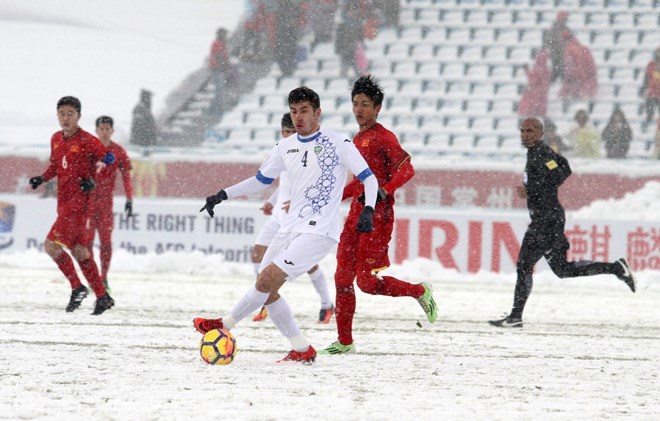 Pha tranh bóng giữa cầu thủ hai đội U23 Việt Nam và U23 Uzbekistan. (Ảnh: Hoàng Linh/TTXVN)