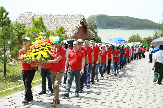 Nhiều du khách lựa chọn viếng mộ Đại tướng Võ Nguyên Giáp trong dịp đầu xuân năm mới.