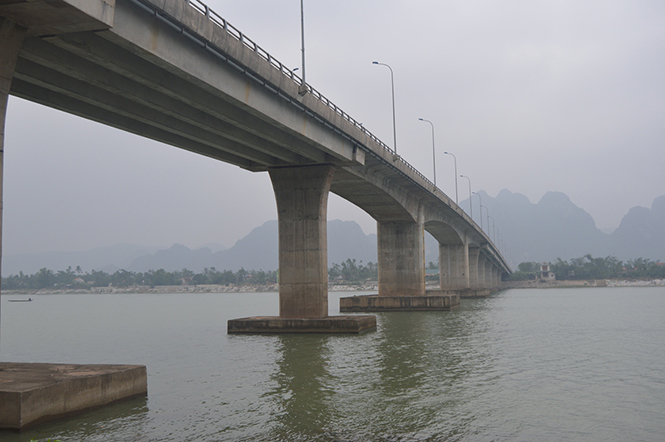 Có cầu Văn Hóa bắc qua sông Gianh, người làng Lệ Sơn hôm nay đã không còn phải lụy những chuyến đò ngang.