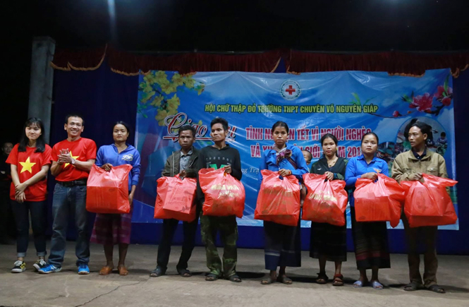 Hội CTĐ trường THPT chuyên Võ Nguyên Giáp trao nhiều phần quà cho các hộ đồng bào Ma Coong