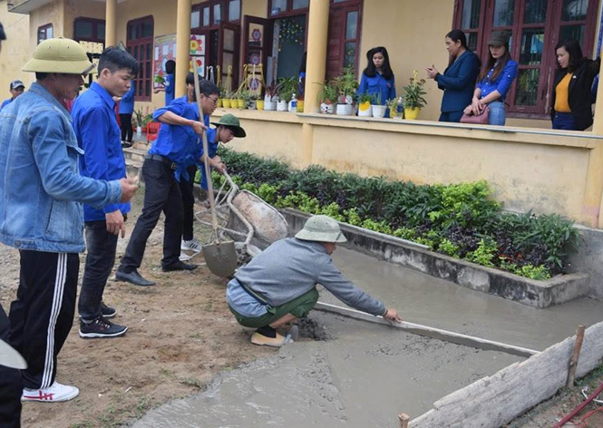 Đoàn viên thanh niên thị xã Ba Đồn tham gia làm sân chơi chơi cho học sinh điểm Trường mầm non thôn Tân Sơn.