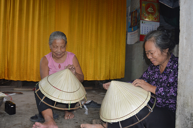 Nghề làm nón ở La Hà không đơn thuần là một nghề mưu sinh, mà còn  là nét văn hóa đặc trưng của làng có từ hàng trăm năm qua.