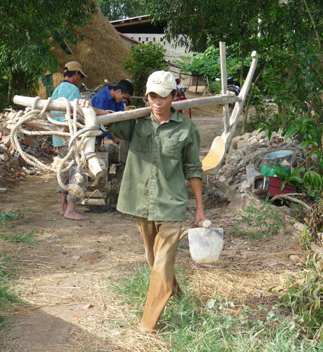 Chuẩn bị ra đồng.                         Ảnh: T.H