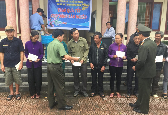 Những món quà đã được Báo Công an thành phố Hồ Chí Minh và Công an tỉnh Quảng Bình trao đến tận tay cho người nghèo.