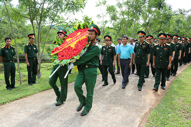 Lãnh đạo tỉnh Quảng Bình và Bộ Tư lệnh Thông tin liên lạc dâng hương tại khu di tích lịch sử hang Lèn Hà.