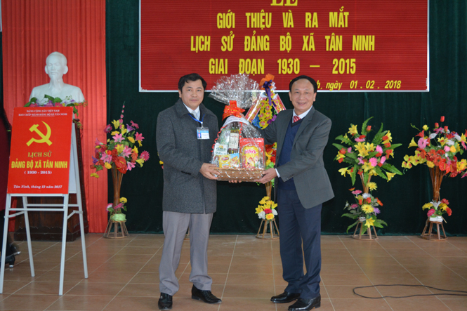 Đồng chí Trần Hải Châu, Ủy viên Ban Thường vụ, Trưởng Ban Nội chính Tỉnh ủy tặng quà chúc mừng Đảng bộ xã Tân Ninh