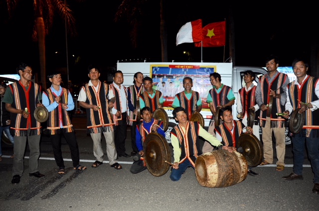 Đội cồng chiêng- nét đặc trưng của người dân tộc ở Pleiku- chào đón người hùng Park Hang-seo. Ảnh: ANH TIẾN