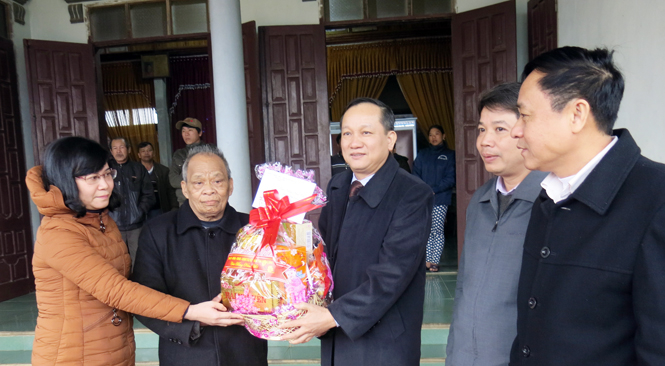 Đồng chí Đinh Công Hải, Chủ nhiệm Ủy ban Kiểm tra Tỉnh ủy tặng quà thương binh Trương Minh Ký, ở thôn 3 Kim Bảng, xã Minh Hóa.