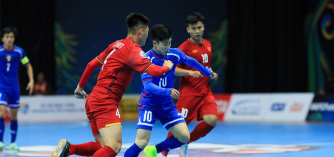  Các cầu thủ đội tuyển futsal Việt Nam (áo đỏ) trong trận thắng chủ nhà Đài Loan 3-1 - Ảnh: AFC