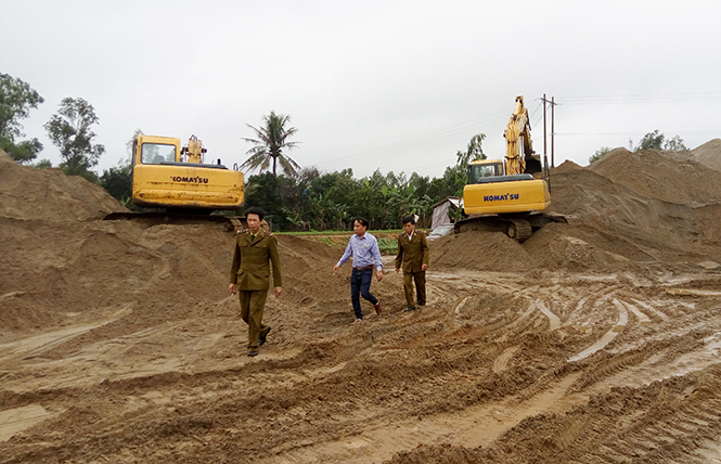  Lực lượng Quản lý thị trường kiểm tra hoạt động vận chuyển, mua bán cát tại một bãi tập kết khoáng sản trên địa bàn huyện Quảng Ninh.