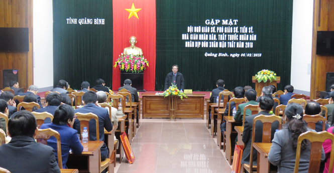 Đồng chí Hoàng Đăng Quang, Ủy viên Trung ương Đảng, Bí thư Tỉnh ủy, Chủ tịch HĐND tỉnh chủ trì buổi gặp mặt các Giáo sư, Tiến sĩ, Nhà giáo Nhân dân, Thầy thuốc Nhân dân nhân dịp Xuân Mậu Tuất 2018.