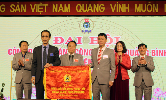 Đại diện lãnh đạo Công đoàn Bộ Công thương trao cờ thi đua nhiệm kỳ 2013-2018 cho Công đoàn ngành Công thương.