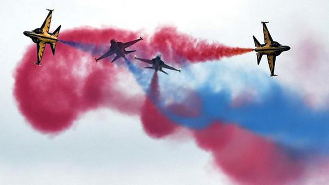 Đội máy bay Black Eagles của Hàn Quốc biểu diễn tại Airshow Singapore 2018. (Nguồn: AFP)