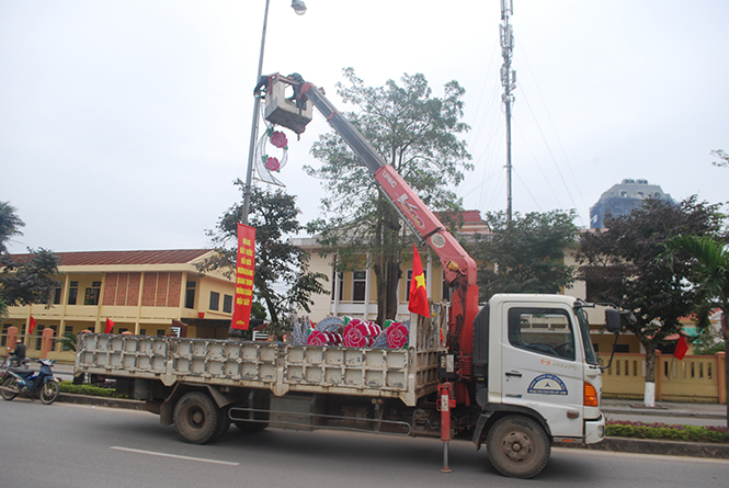 Cán bộ công nhân Trung tâm Công viên cây xanh Đồng Hới đang khẩn trương chỉnh trang đường phố chuẩn bị đón Tết Mậu Tuất 2018.