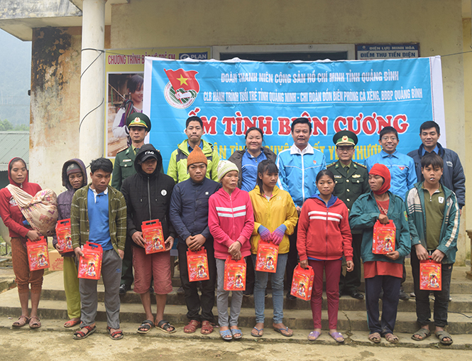 Đại diện lãnh đạo Tỉnh đoàn và Câu lạc bộ Hành trình tuổi trẻ tỉnh Quảng Ninh trao quà cho bà con dân bản