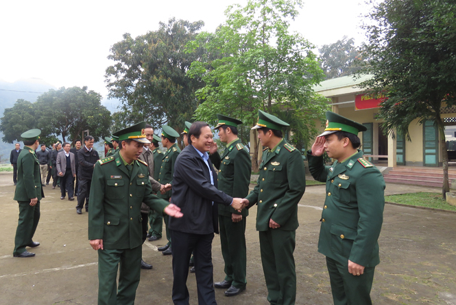 Bộ trưởng thăm hỏi, động viên cán bộ, chiến sỹ Đồn biên phòng Làng Mô.