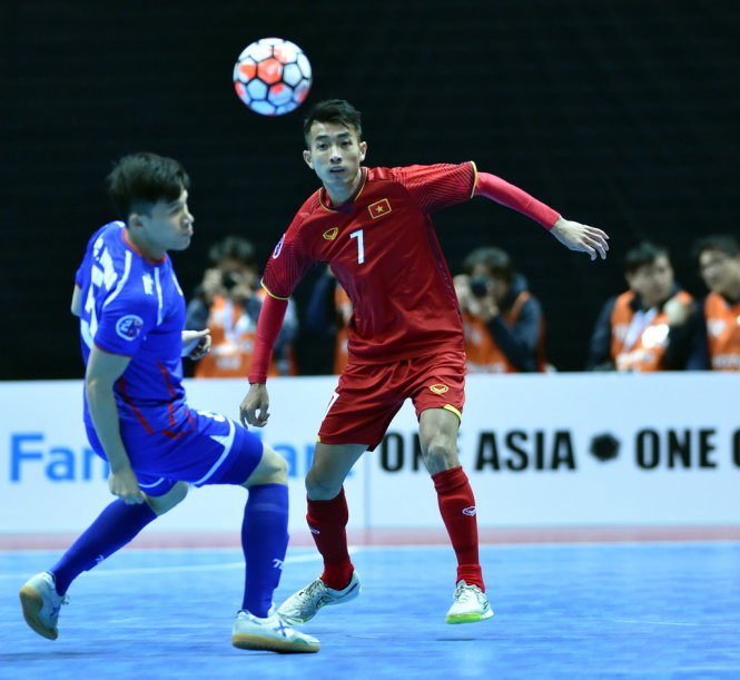  Đội tuyển futsal VN (áo đỏ) sẵn sàng làm nên bất ngờ trước Uzbekistan. Ảnh: QUANG THẮNG